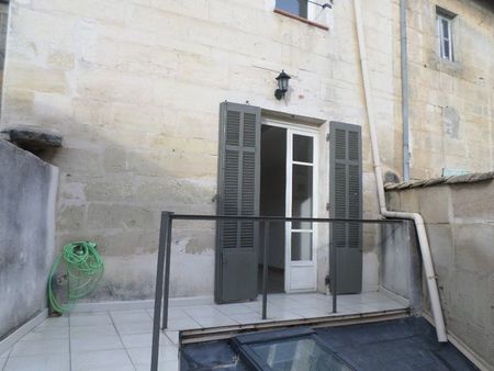 location appartement 1 pièce (terrasse, rangement) tarascon