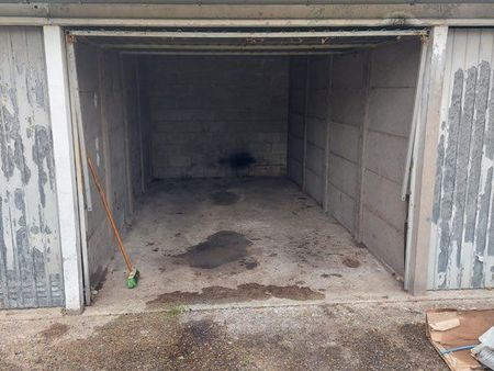 location garage/parking/box de stockage 12m2