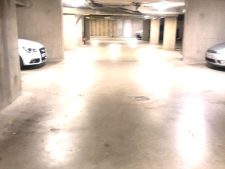 place de parking souterrain sécurisé accès très facile bip d’accès à distance fourni