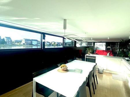 magnifique bateau-loft aménagé de 140 m2 habitables (+70 m2 de terrasse) orientée au sud, 