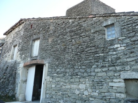 bâtiment à restaurer en coeur de village  à vendre  grignan région  drôme provençale