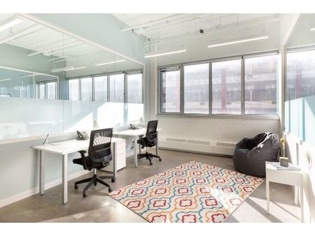 un bureau au design remarquable pour 2 personnes à spaces