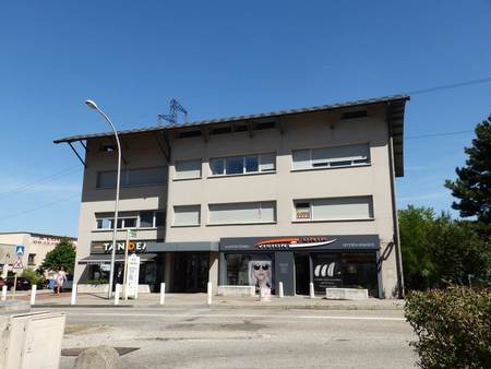 a louer à seyssins  rondeau  bureaux 130 m² en parfait état  stationnement facile  proche 