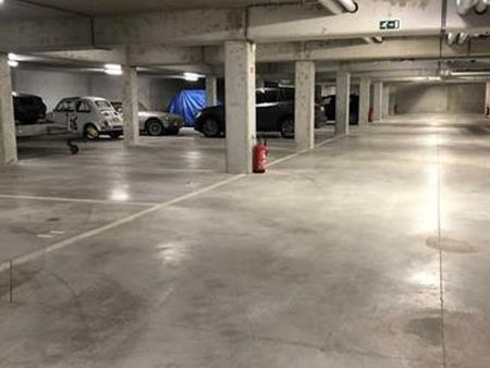 waterloo | parkings intérieurs à saisir