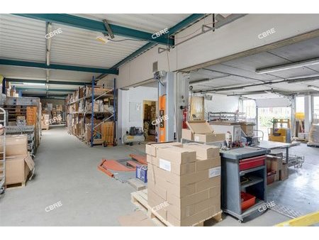 location local d'activités fresnes 937 m²