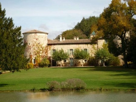 château à vendre  drôme provençale  8 hectares.