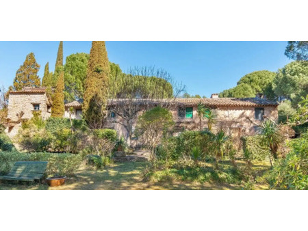 villa avec piscine et terrasse bagnols-en-forêt (83)