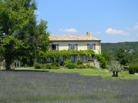 vue exceptionnelle  belle propriété à vendre sur 1 ha  dépendances  grande piscine. possib