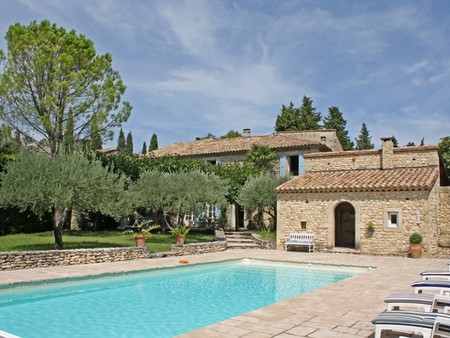 mas de village en pierre restauré à vendre sur un terrain de 2300 m² paysager avec piscine