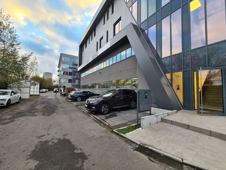 espace polyvalent (bureau/atelier) de 400 m² à louer