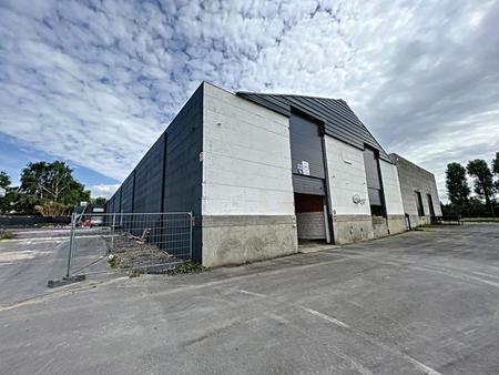 vaste entrepôt de 2.200 m² avec bureau