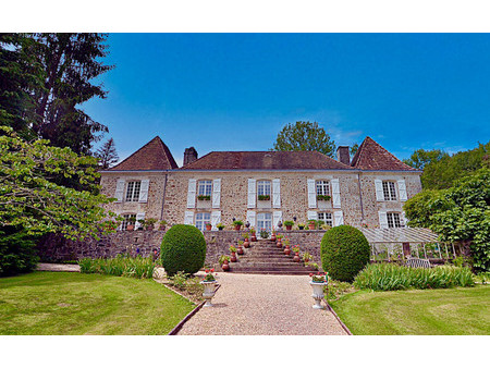 majestueuse maison du 15e siècle entourée de magnifiques jardins à la française.