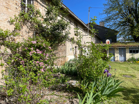 jolie maison spacieuse avec gite et grandes dépendances dans un village avec des restauran