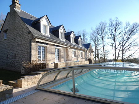 propriété remarquable en pierre sur un terrain de 5612m² avec piscine et vue dominante.