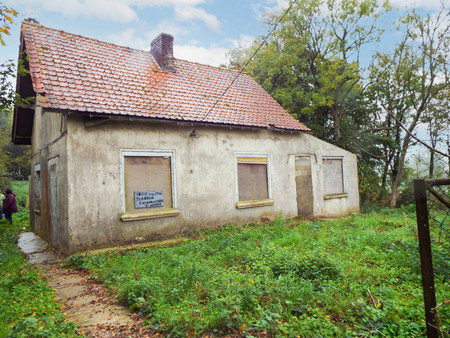 petite maison à rénover ou à démolir et à reconstruire sur près de 1 630 m² de terrain.