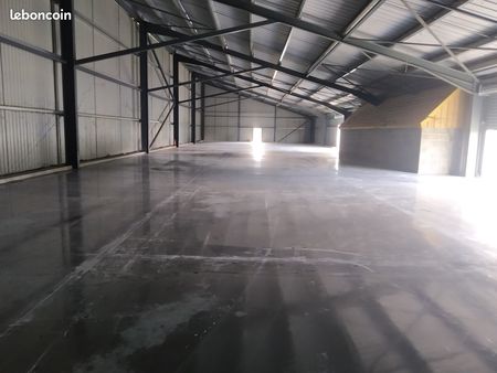 1 hangar à louer surface de 900 m2 pour activité agricole ou stockage