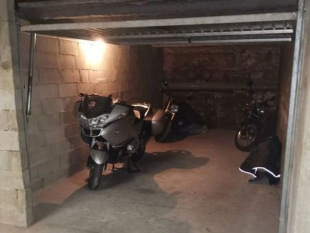 place parking 2 roues moto scooter dans box fermé