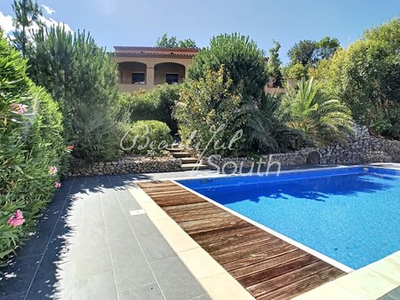 villa aux vues dominantes  jardin  piscine  prades