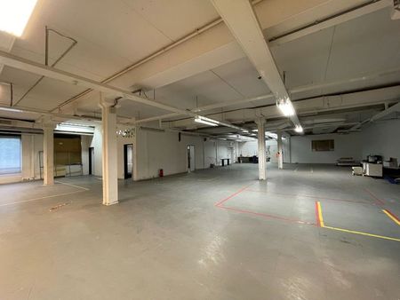 salle polyvalente de 970 m² (atelier/bureau) proche du r0