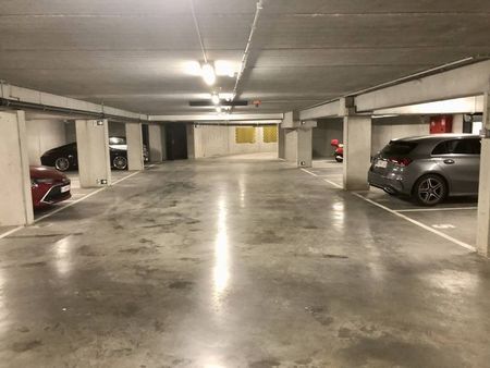 auderghem : lot de places de parking + caves