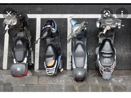 parking  emplacement pour tout type de deux roues scooter moto