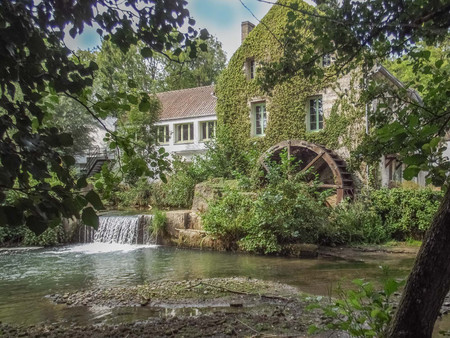 hôtel de 24 chambres  restaurant et salles de réception avec un terrain de 3 hectares près