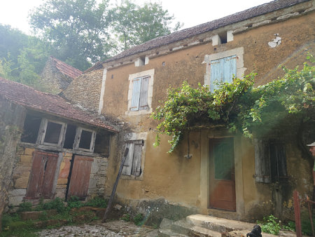 maison typique en pierres à restaurer