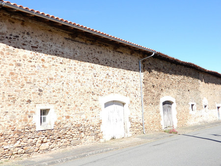 beaucoup potentiel  deux belles granges en pierre pres des lacs de haute charente