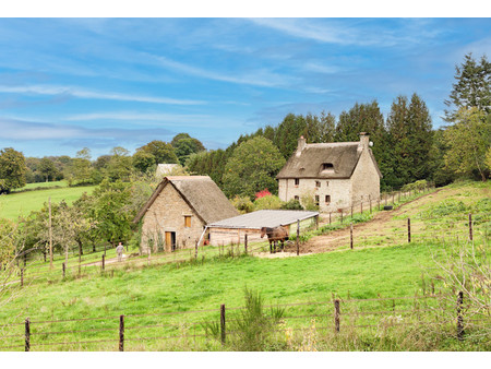 voici une chaumiere spectaculaire dans la campagne normande avec des vues panoramiques épo