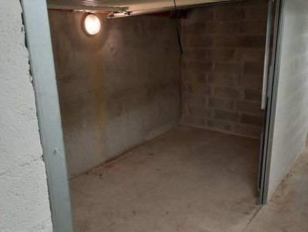 garage moto fermé (box de 8m²)