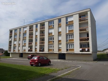 stenay - appartement t4 avec balcon et placard