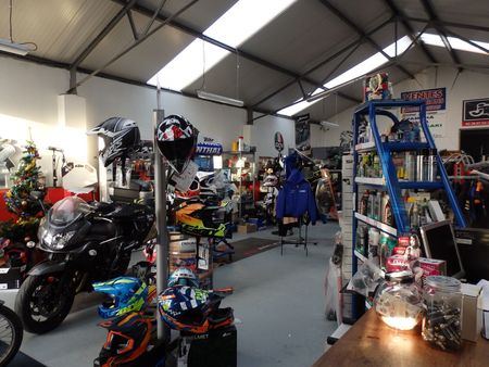garage  atelier et magasin cycles motos