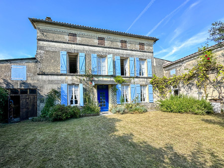 charmante maison charentaise avec 4 chambres et dépendances dans un petit hameau proche de