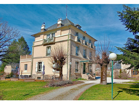 domaine d'exception : maison de maître  deux gîtes  dépendance  piscine  mini-golf sur 800