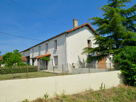 ferme charentaise située au calme avec de grandes dépendances. possibilité de rénovation e