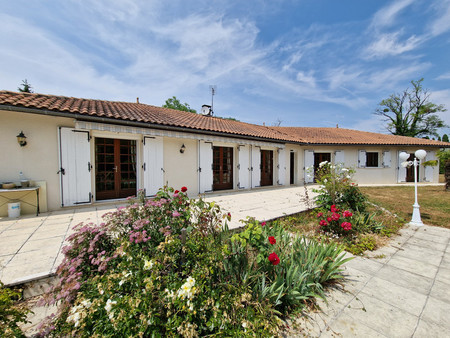 villa magnifique de 4 chambres avec piscine  jardin clôturé et garage.