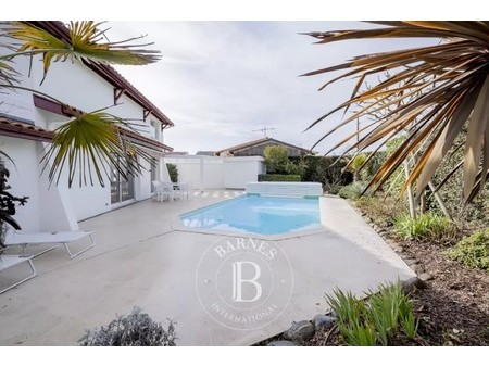 maison basque de 200 m² - mérignac arlac - terrasse - piscine - garage idéalement située à