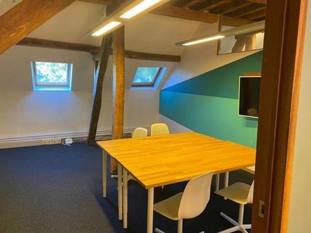 nice ready-to-use offices for rent in an atypical building