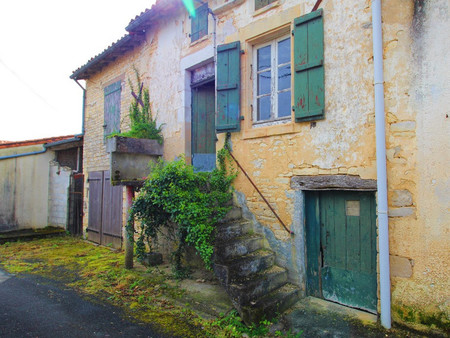 deux petites maisons en pierre à rénover au centre d'un village avec commodités