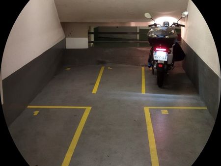 entre particulier parking photo moto vélo dans l'hyper centre de la ville du mans