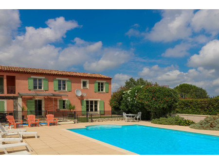belle villa avec jardin avec piscine dans résidence sécurisée à proximité d'un village pro