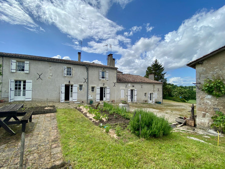 ancienne ferme avec 4 habitations et dépendances sur 17ha de terrain agricole  viticole et