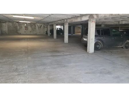 place de parking dans garage fermé