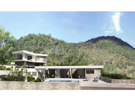 terrain en vente à theoule-sur-mer : un terrain de 2.608m² à vendre avec villa existante. 