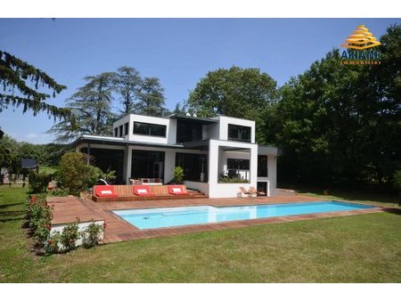 maison moderne de 475m² sur parc de 4 500m² avec piscine située sur saint-genis-laval et à