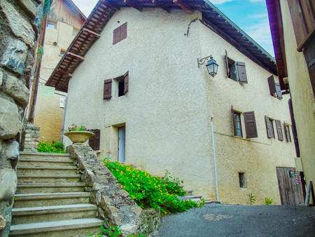 authentique maison de village à vendre à risoul  dans les alpes françaises du sud