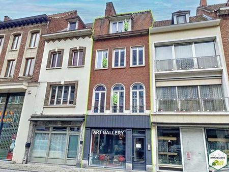 immeuble mixte avec surface commerciale et 3 appartements.