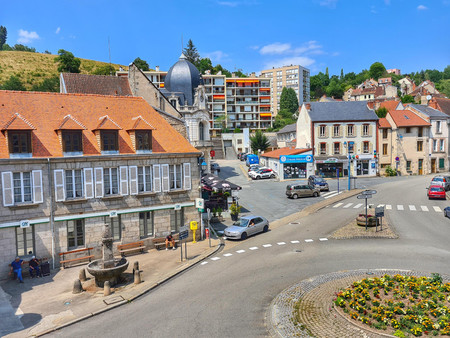 une ancienne commerce avec habitation située au coeur d'une ville animée. jardin non atten