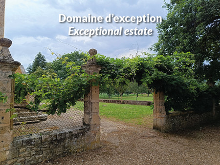 domaine d'exception: manoir du 17ème siècle et résidences de tourisme : terres  vergers  v