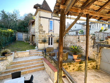 maison de village exquisément rénovée avec jardin  pigeonnier en pierre située dans un vil